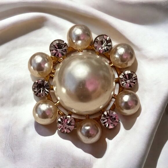Brand New Beautiful Pearl Rhinestone Gold Tone Brooch - Picture 1 of 2